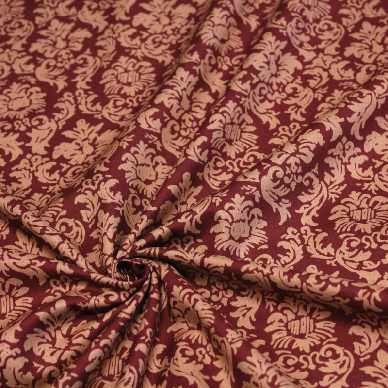 Tissu popeline de coton aux arabesques caramel, fond rouge bordeaux - COLLECTION LOUIS - tissuspipi.com