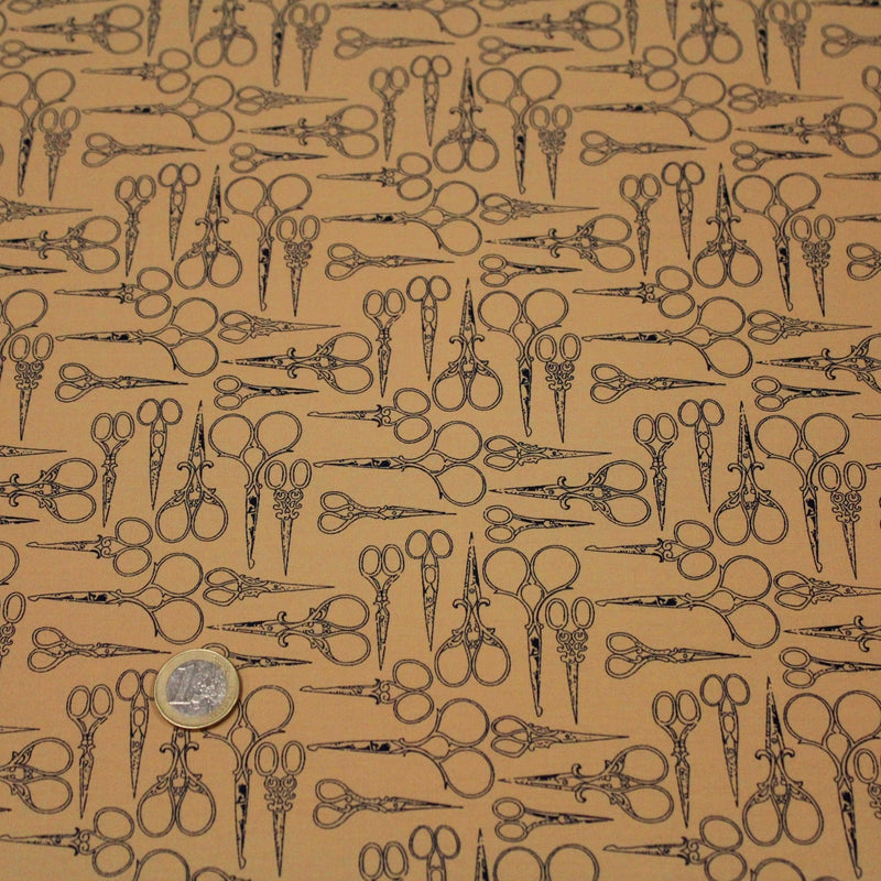 Tissu popeline de coton LA COUTURE, les ciseaux, fond ocre - tissuspipi.com