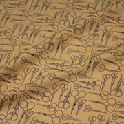 Tissu popeline de coton LA COUTURE, les ciseaux, fond ocre - tissuspipi.com
