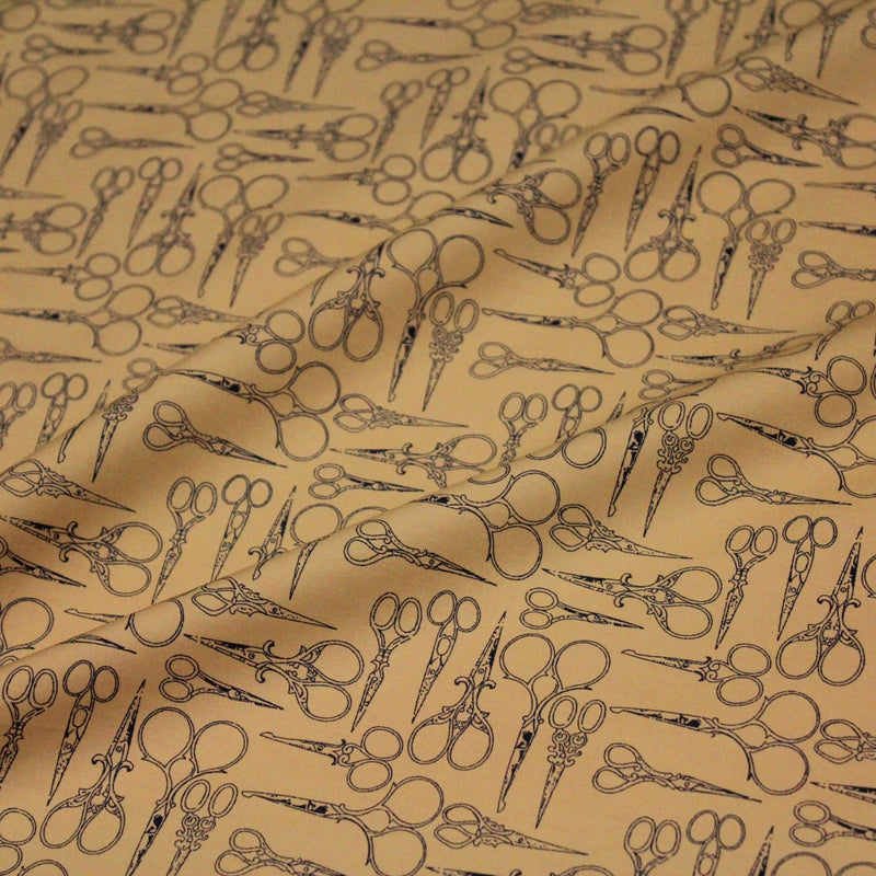 Tissu popeline de coton LA COUTURE, les ciseaux, fond ocre - tissuspipi.com