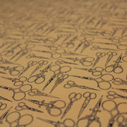 Tissu popeline de coton LA COUTURE, les ciseaux, fond ocre - tissuspipi.com