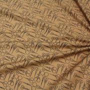 Tissu popeline de coton LA COUTURE, les ciseaux, fond ocre - tissuspipi.com