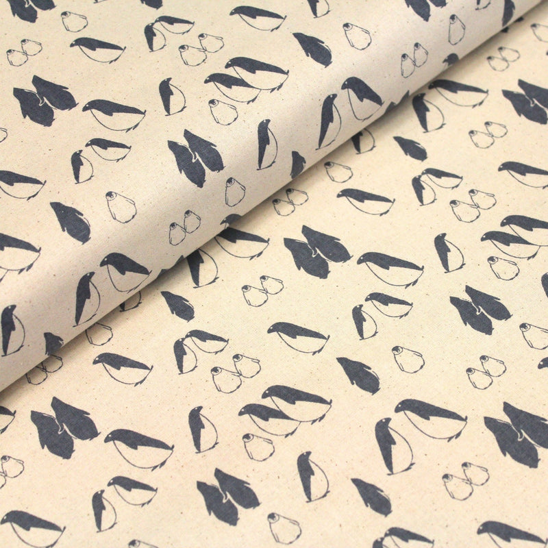 Tissu de coton de Noël scandinave aux pingouins gris - bleu, fond écru - tissuspipi.com