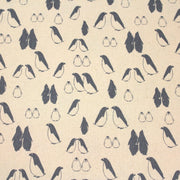 Tissu de coton de Noël scandinave aux pingouins gris - bleu, fond écru - tissuspipi.com