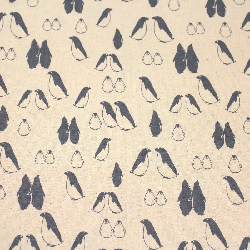 Tissu de coton de Noël scandinave aux pingouins gris - bleu, fond écru - tissuspipi.com