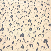 Tissu de coton de Noël scandinave aux pingouins gris - bleu, fond écru - tissuspipi.com