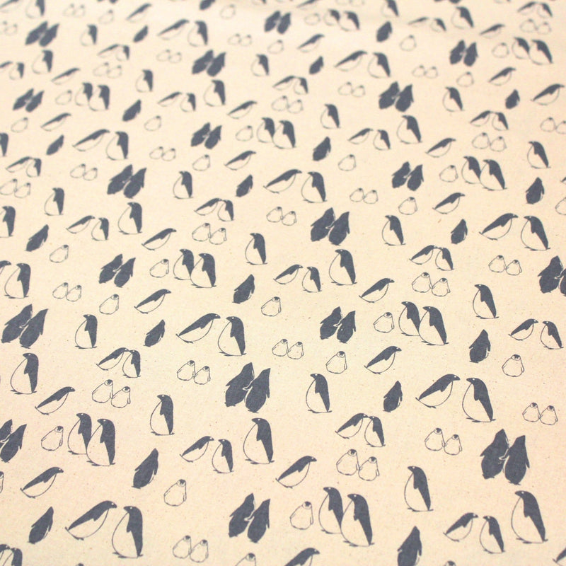Tissu de coton de Noël scandinave aux pingouins gris - bleu, fond écru - tissuspipi.com
