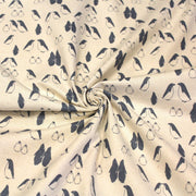 Tissu de coton de Noël scandinave aux pingouins gris - bleu, fond écru - tissuspipi.com