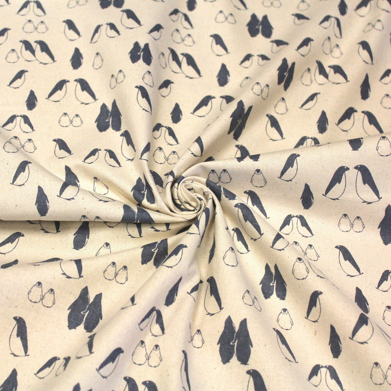 Tissu de coton de Noël scandinave aux pingouins gris - bleu, fond écru - tissuspipi.com