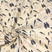 Tissu de coton de Noël scandinave aux pingouins gris - bleu, fond écru - tissuspipi.com
