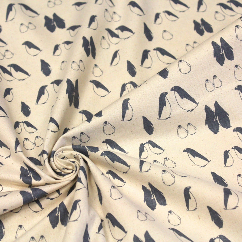 Tissu de coton de Noël scandinave aux pingouins gris - bleu, fond écru - tissuspipi.com