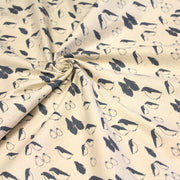 Tissu de coton de Noël scandinave aux pingouins gris - bleu, fond écru - tissuspipi.com