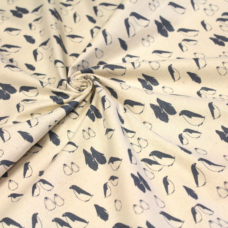 Tissu de coton de Noël scandinave aux pingouins gris - bleu, fond écru - tissuspipi.com