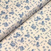 Tissu de coton de Noël scandinave aux écureuils bleus, fond écru - tissuspipi.com