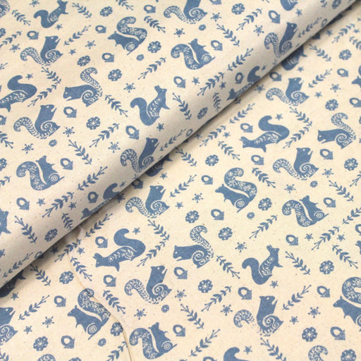 Tissu de coton de Noël scandinave aux écureuils bleus, fond écru - tissuspipi.com