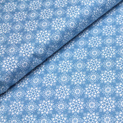 Tissu de coton de Noël scandinave aux flocons & étoiles de neiges blanches, fond bleu - tissuspipi.com