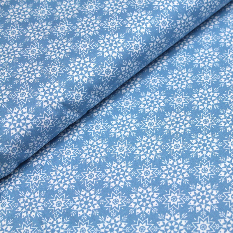 Tissu de coton de Noël scandinave aux flocons & étoiles de neiges blanches, fond bleu - tissuspipi.com