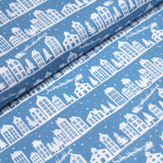 Tissu de coton de Noël scandinave aux maisons scandinaves blanches, fond bleu - tissuspipi.com