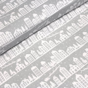 Tissu de coton de Noël scandinave aux maisons scandinaves blanches, fond gris - tissuspipi.com