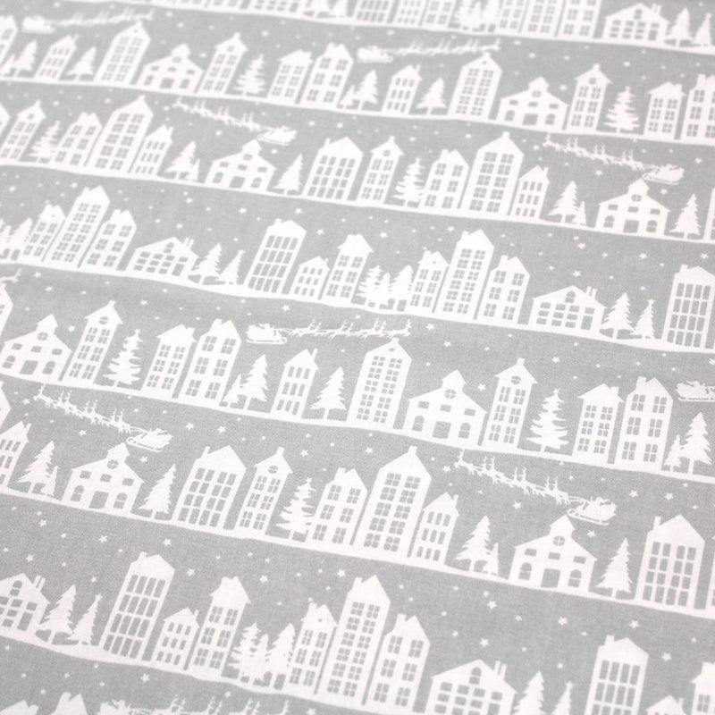 Tissu de coton de Noël scandinave aux maisons scandinaves blanches, fond gris - tissuspipi.com