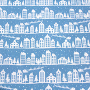 Tissu de coton de Noël scandinave aux maisons scandinaves blanches, fond bleu - tissuspipi.com
