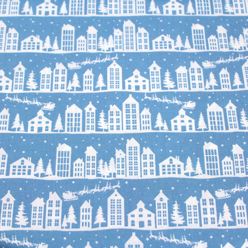 Tissu de coton de Noël scandinave aux maisons scandinaves blanches, fond bleu - tissuspipi.com