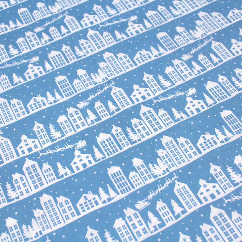 Tissu de coton de Noël scandinave aux maisons scandinaves blanches, fond bleu - tissuspipi.com