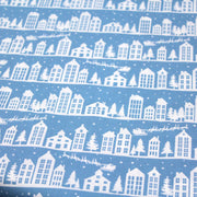 Tissu de coton de Noël scandinave aux maisons scandinaves blanches, fond bleu - tissuspipi.com