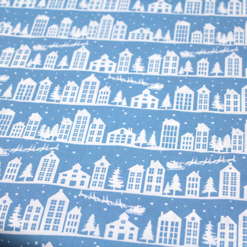 Tissu de coton de Noël scandinave aux maisons scandinaves blanches, fond bleu - tissuspipi.com