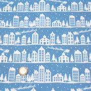 Tissu de coton de Noël scandinave aux maisons scandinaves blanches, fond bleu - tissuspipi.com