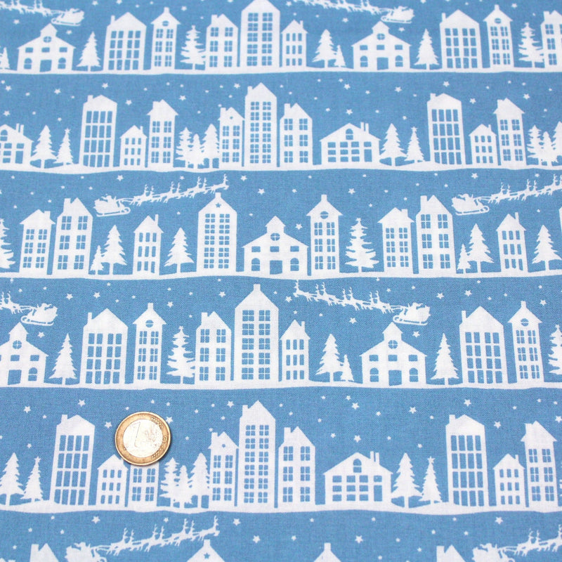 Tissu de coton de Noël scandinave aux maisons scandinaves blanches, fond bleu - tissuspipi.com