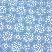 Tissu de coton de Noël scandinave aux flocons & étoiles de neiges blanches, fond bleu - tissuspipi.com