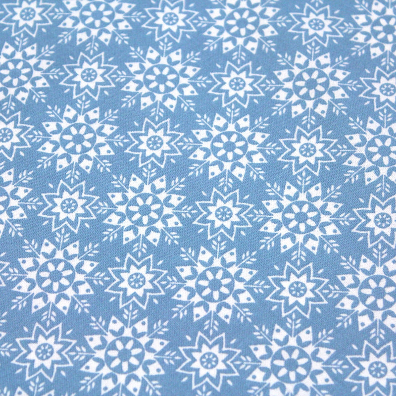 Tissu de coton de Noël scandinave aux flocons & étoiles de neiges blanches, fond bleu - tissuspipi.com