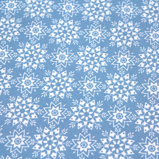 Tissu de coton de Noël scandinave aux flocons & étoiles de neiges blanches, fond bleu - tissuspipi.com