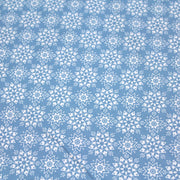 Tissu de coton de Noël scandinave aux flocons & étoiles de neiges blanches, fond bleu - tissuspipi.com