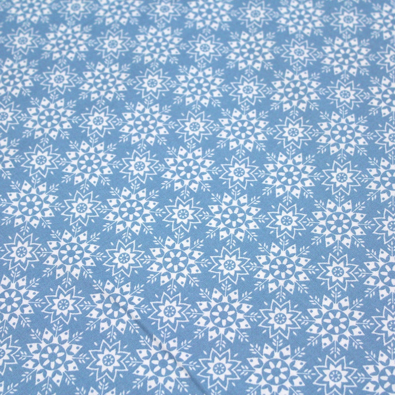 Tissu de coton de Noël scandinave aux flocons & étoiles de neiges blanches, fond bleu - tissuspipi.com