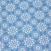Tissu de coton de Noël scandinave aux flocons & étoiles de neiges blanches, fond bleu - tissuspipi.com