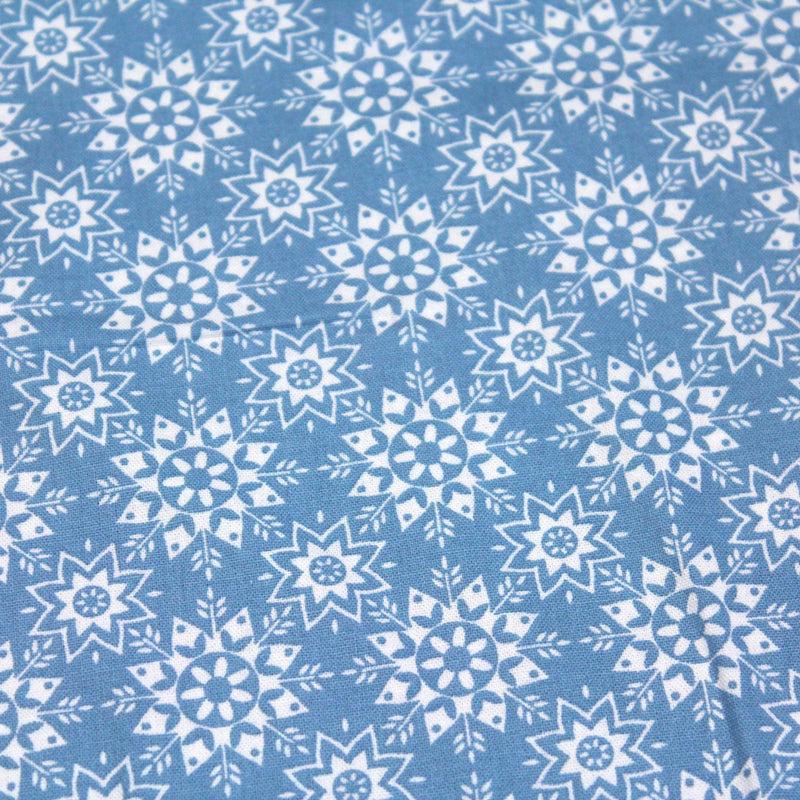 Tissu de coton de Noël scandinave aux flocons & étoiles de neiges blanches, fond bleu - tissuspipi.com