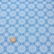 Tissu de coton de Noël scandinave aux flocons & étoiles de neiges blanches, fond bleu - tissuspipi.com