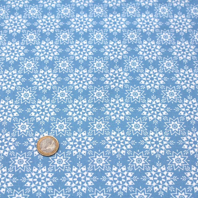 Tissu de coton de Noël scandinave aux flocons & étoiles de neiges blanches, fond bleu - tissuspipi.com