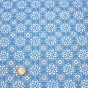 Tissu de coton de Noël scandinave aux flocons & étoiles de neiges blanches, fond bleu - tissuspipi.com