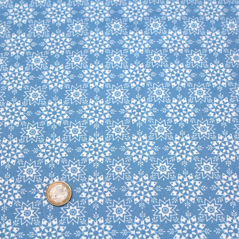 Tissu de coton de Noël scandinave aux flocons & étoiles de neiges blanches, fond bleu - tissuspipi.com