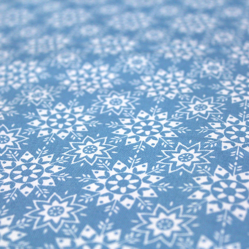Tissu de coton de Noël scandinave aux flocons & étoiles de neiges blanches, fond bleu - tissuspipi.com