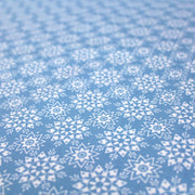 Tissu de coton de Noël scandinave aux flocons & étoiles de neiges blanches, fond bleu - tissuspipi.com