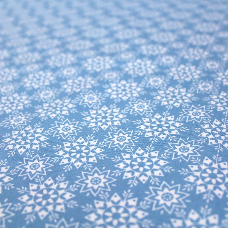Tissu de coton de Noël scandinave aux flocons & étoiles de neiges blanches, fond bleu - tissuspipi.com