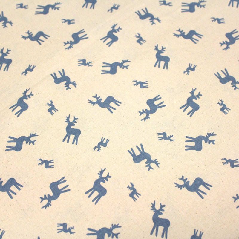 Tissu de coton de Noël scandinave aux rennes bleus, fond écru - tissuspipi.com