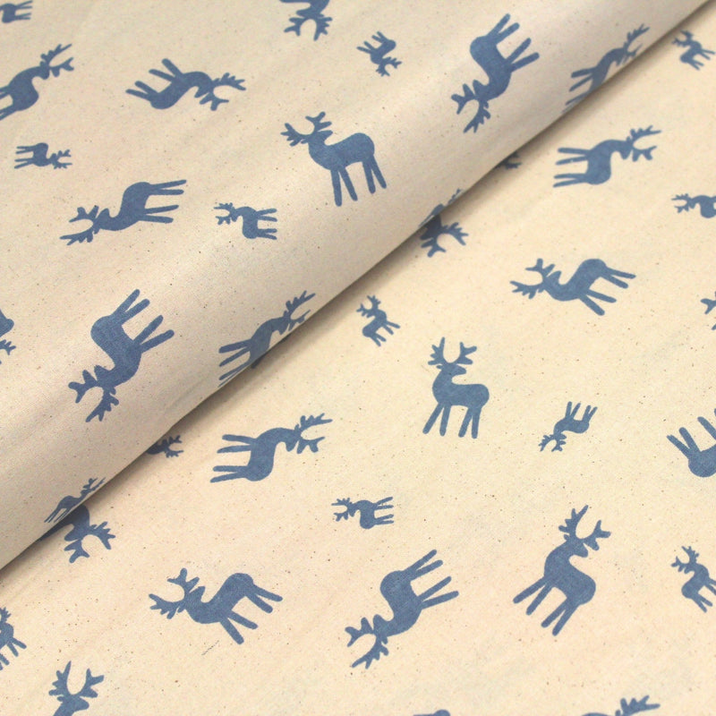 Tissu de coton de Noël scandinave aux rennes bleus, fond écru - tissuspipi.com