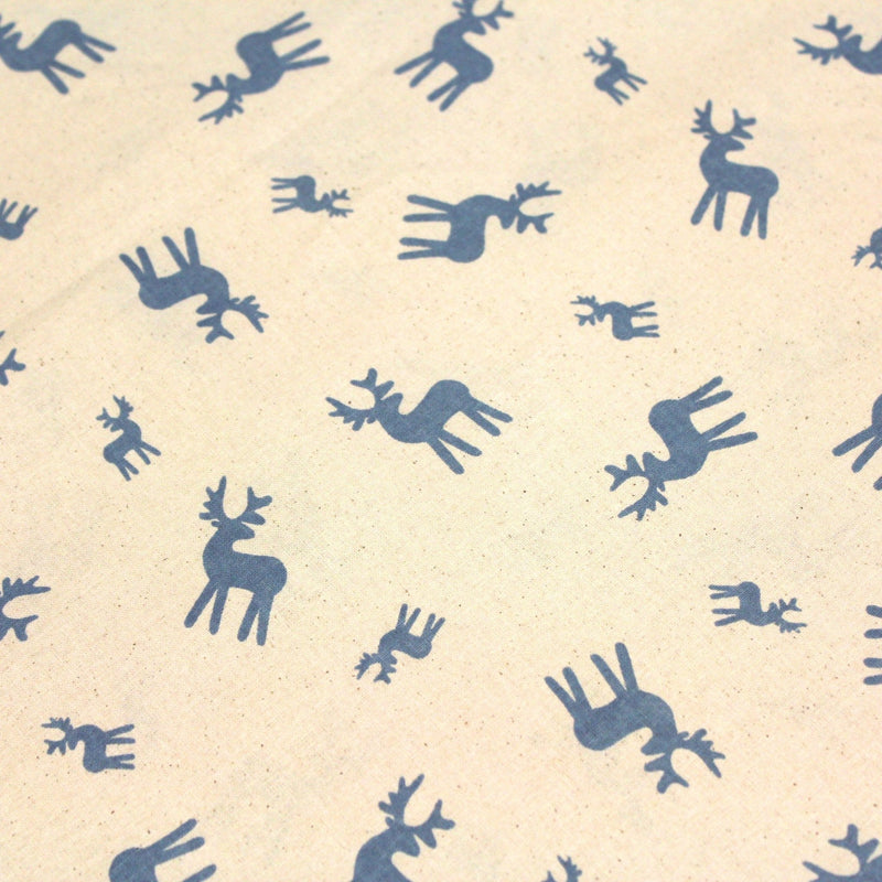 Tissu de coton de Noël scandinave aux rennes bleus, fond écru - tissuspipi.com