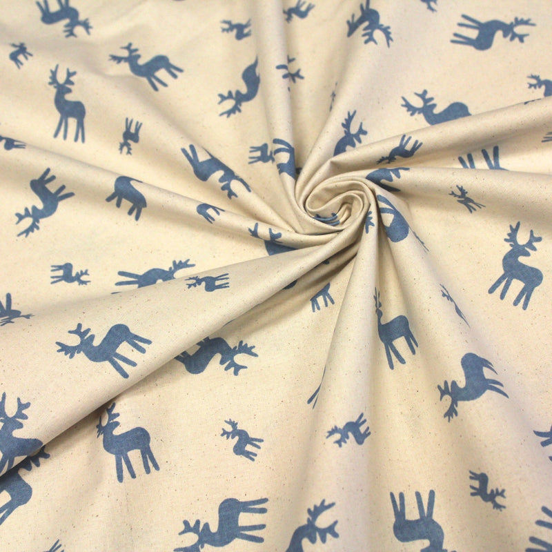 Tissu de coton de Noël scandinave aux rennes bleus, fond écru - tissuspipi.com