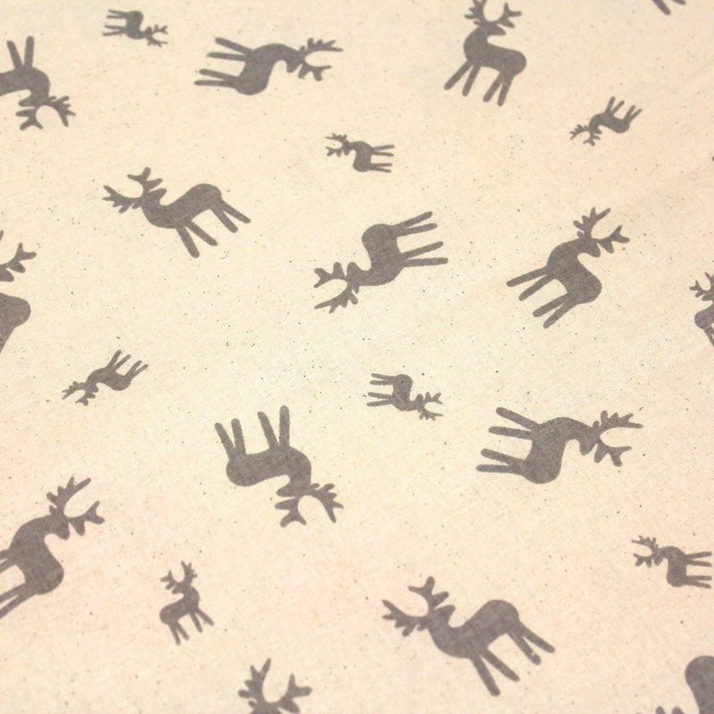 Tissu de coton de Noël scandinave aux rennes taupe, fond écru - tissuspipi.com